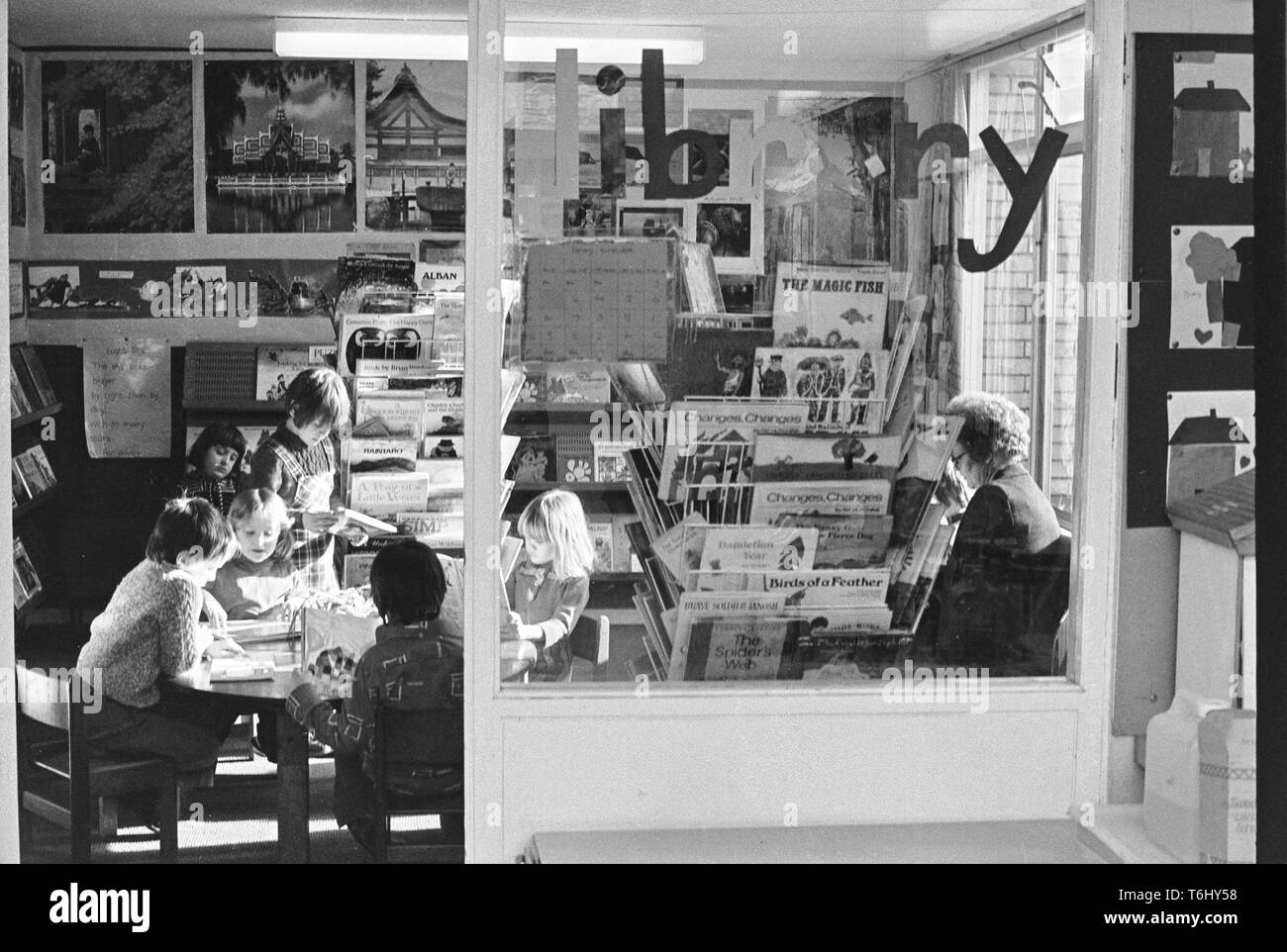 40/21 Tower Hamlets Lawdale Kinder Schule Bethnal Green, Schule Bibliothek 1978 Stockfoto
