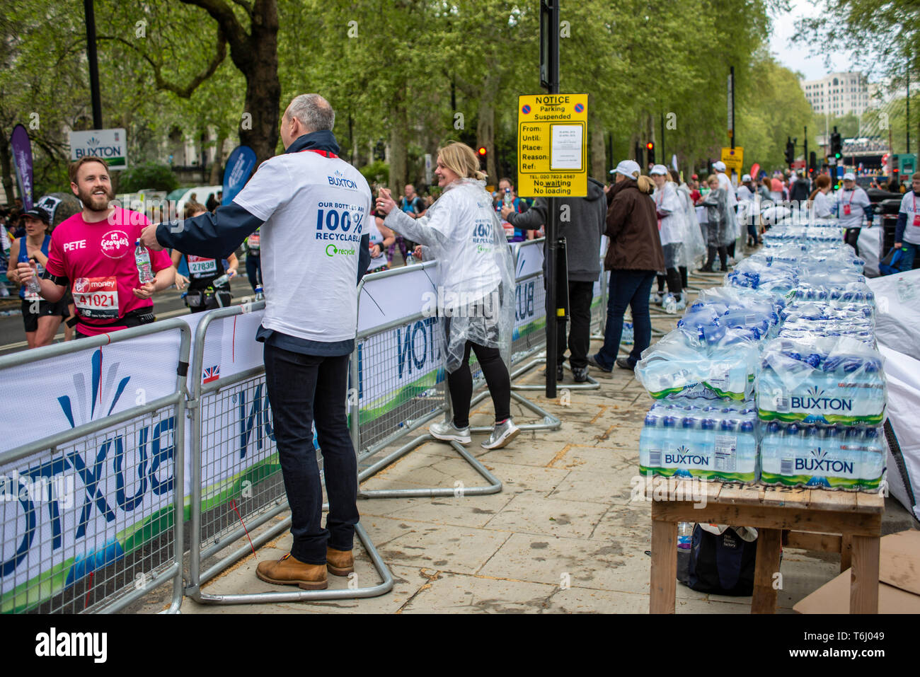 Wasser Station an der London Marathon 2019, Buxton Wasserflaschen. Plastikflaschen. Plastikflasche. Erfrischung für Läufer. Packs Stockfoto