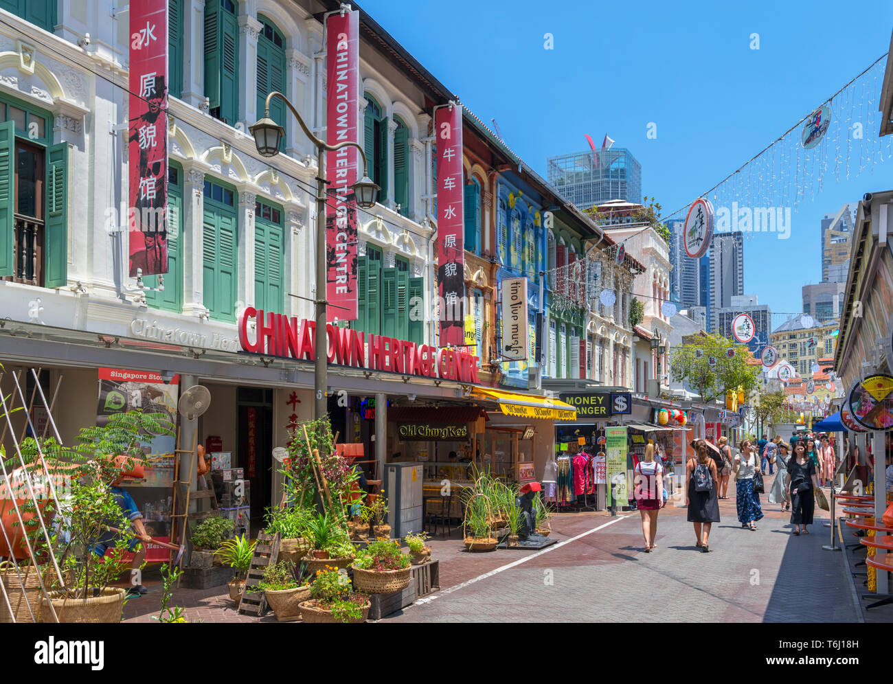 Singapur Chinatown. Geschäfte und Restaurants auf der Pagode Straße mit dem Chinatown Heritage Center auf der linken Seite, Chinatown, Singapore City, Singapur Stockfoto