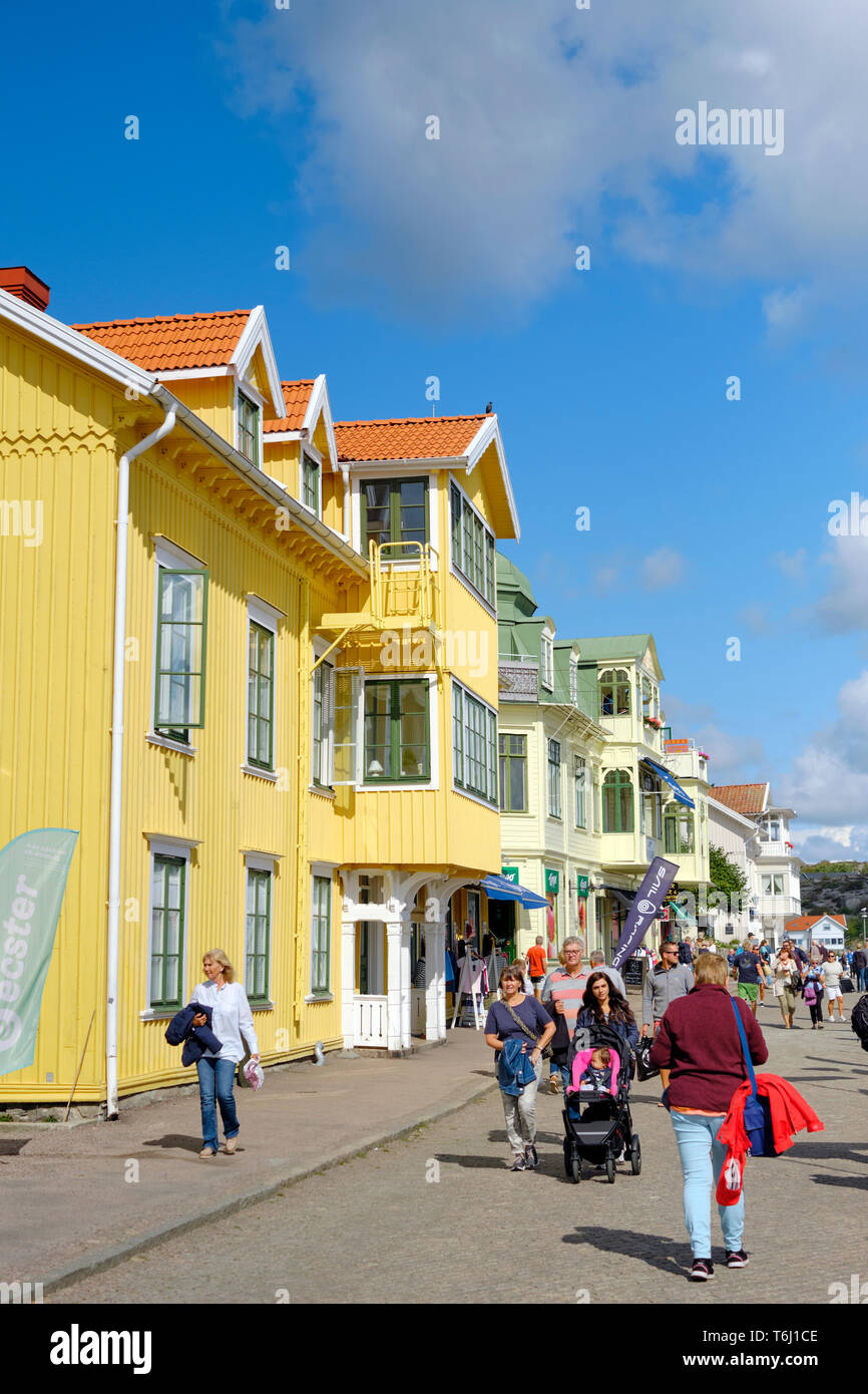 Die bunt bemalten Bohuslan Architektur von Marstrand während der jährlichen Boat Show im August - Kungälv/Gemeinde Grafschaft, Västra Götaland Schweden Stockfoto