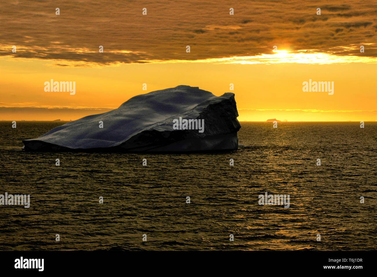 Eisberg vor Grönland in der Davis Strait bei Sonnenuntergang Stockfoto