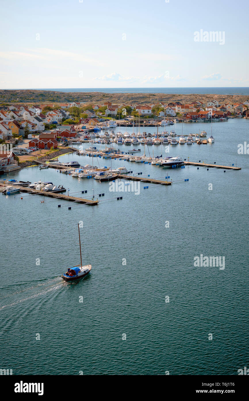 Mit Blick auf den Yachthafen und die Küstenlinie von Smogen auf der Vastra Gotaland Bohuslan Küste in Schweden. Stockfoto
