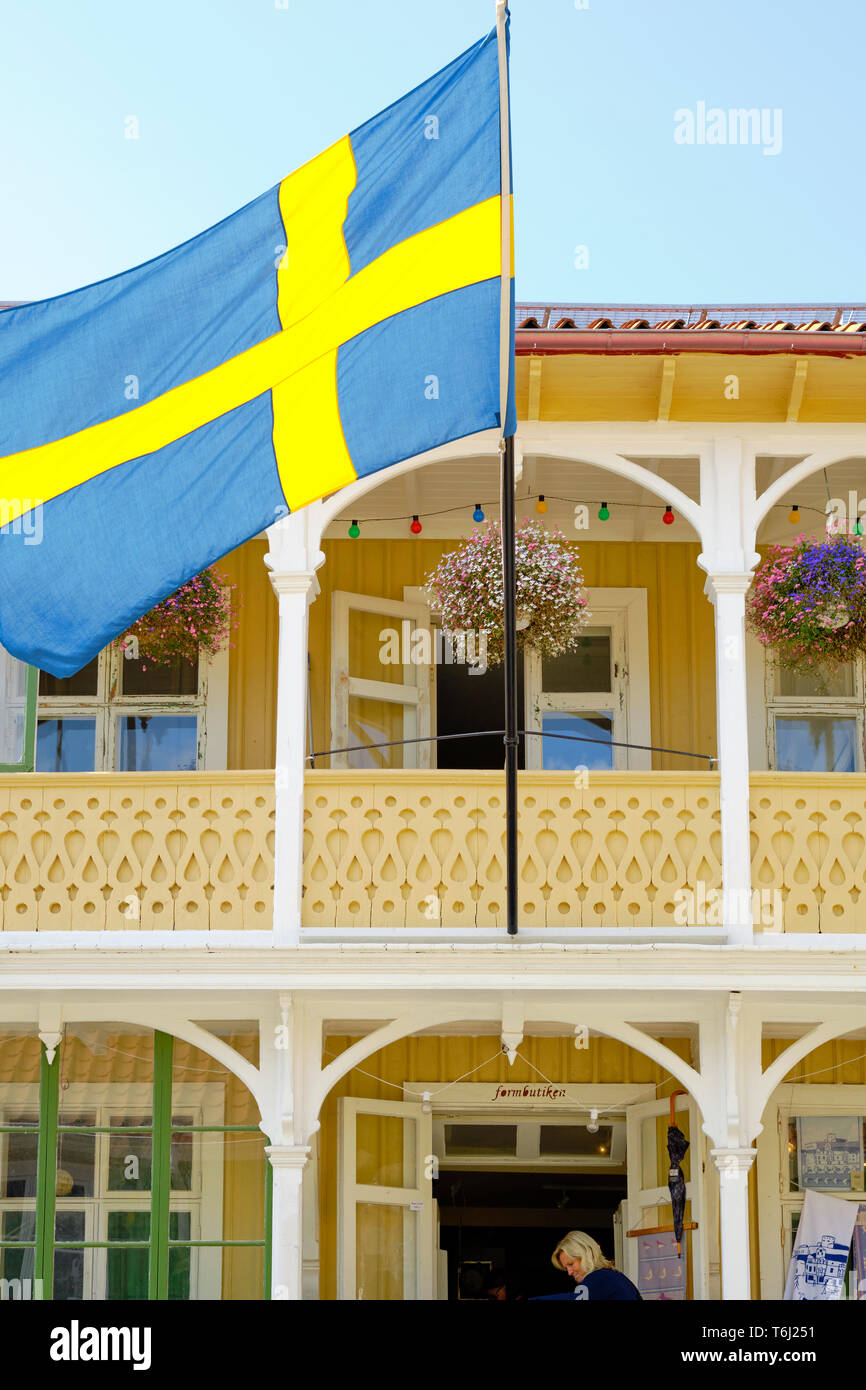 Lackiertes Holz schwedische Bohuslan Hausfassade Architektur Detail mit der schwedischen Flagge. Stockfoto