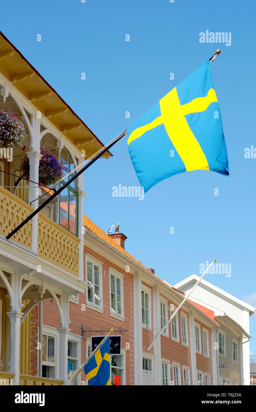 Lackiertes Holz Schwedische Haus Architektur Detail mit der schwedischen Flagge. Stockfoto