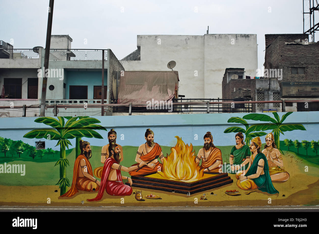 Wandmalerei, die eine Szene der hinduistischen Mythologie + Ferienwohnungen im Hintergrund (Indien) Stockfoto
