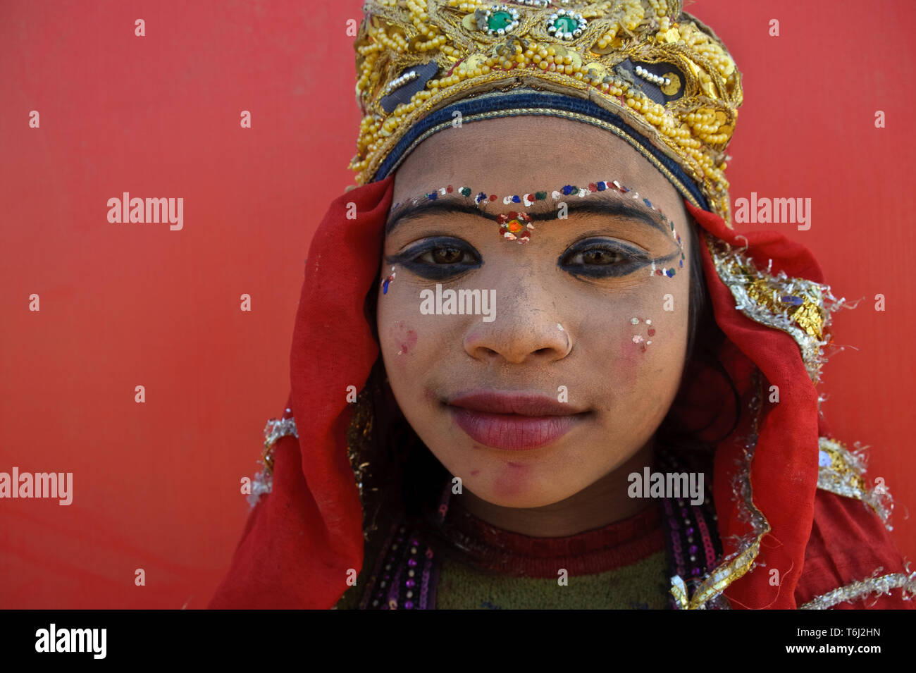 Niedrige Kaste Mädchen verkleidet wie die hinduistische Göttin Kali (Indien). Sie tut es, um etwas Geld zu verdienen. Stockfoto