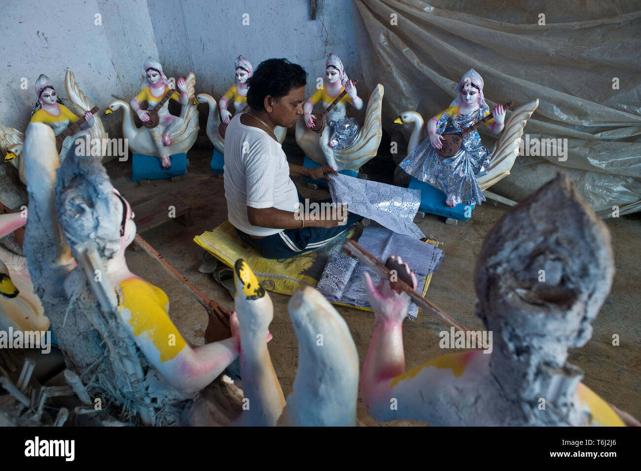 Handwerker einen Saraswati Idol vor dem Saraswati Festival (Indien) Stockfoto