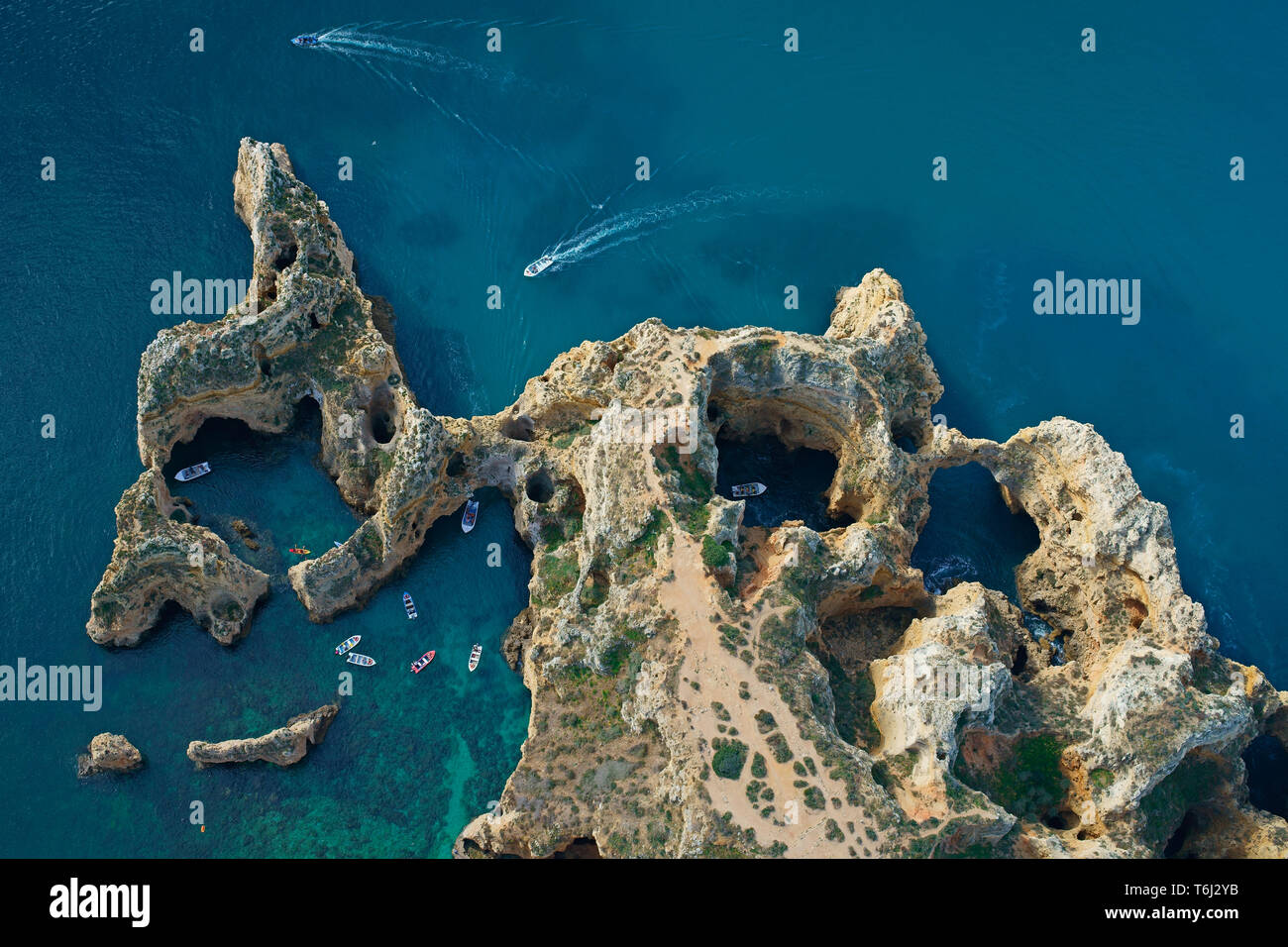LUFTAUFNAHME. Tief erodierte Küstenlandschaft mit vielen Dolinen, Meereshöhlen und Buchten. Ponta da Piedade, Lagos, Algarve, Portugal. Stockfoto