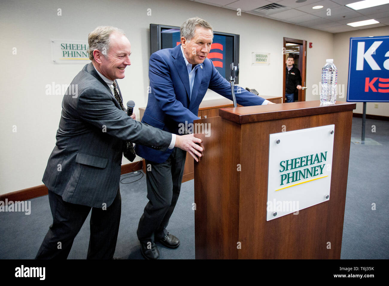 Republikanischen Präsidentschaftskandidaten, Ohio Gouverneur John Kasich hält eine Kampagne in den Büros der Kanzlei Sheehan Phinney. Stockfoto