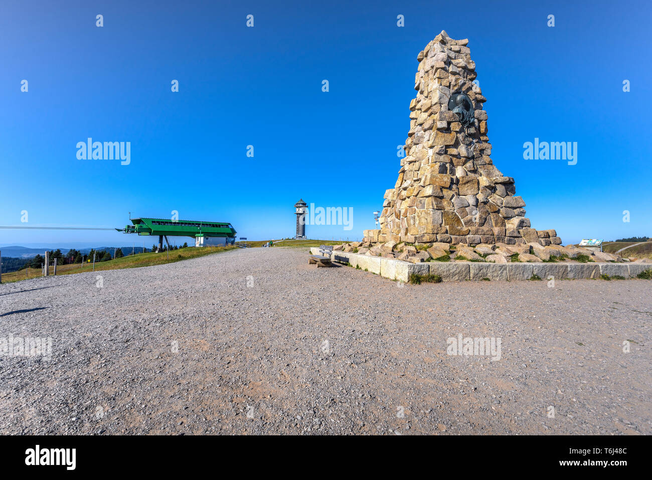 Obere Station des Berges, Feldberg, Hochschwarzwald, Deutschland, Hebung der Feldberg Seebuck mit Lookout Tower und Bismarck Denkmal Stockfoto