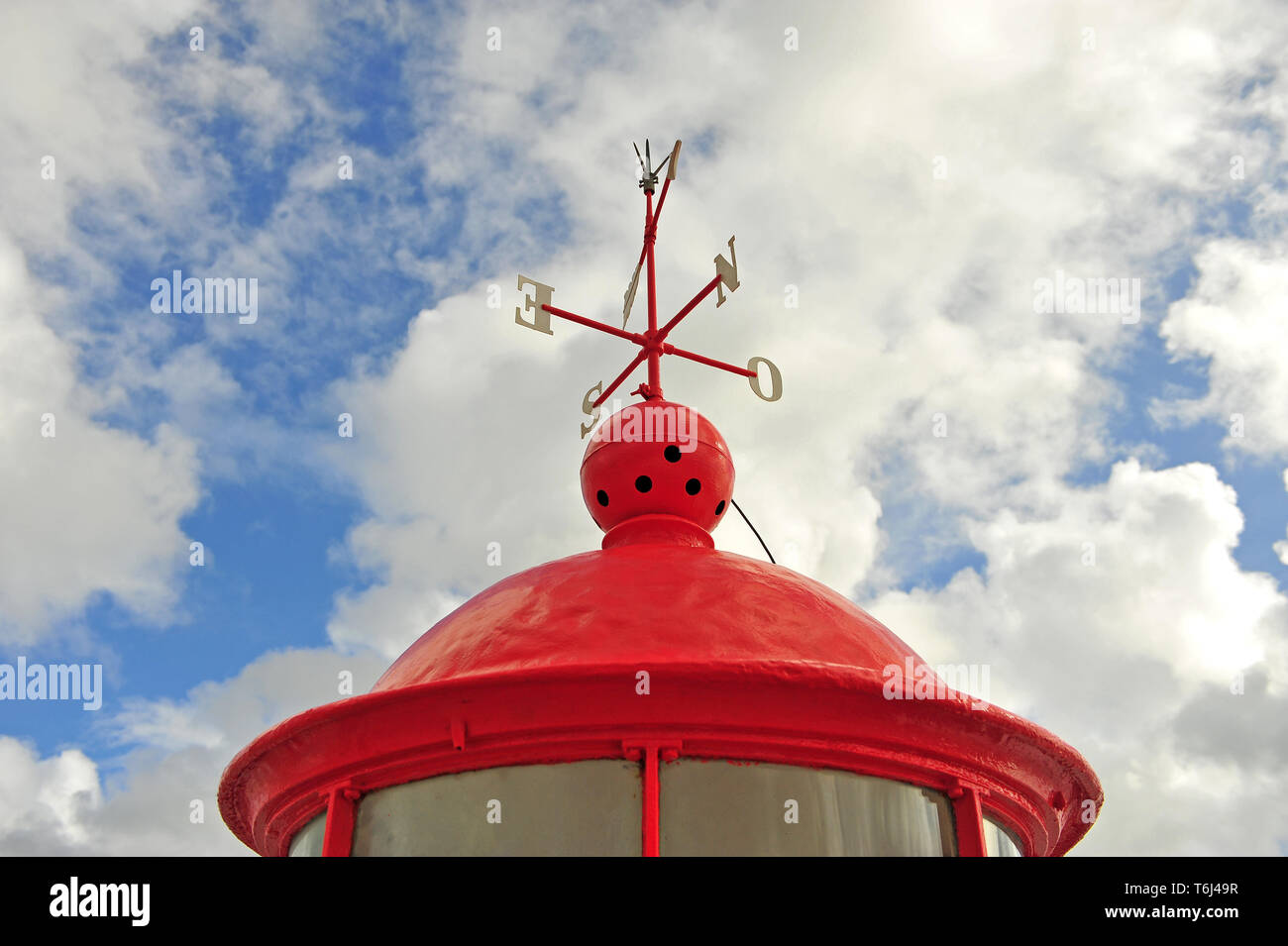 Leuchtturm von Nazare mit blauen bewölkten Himmel im Hintergrund, Portugal Stockfoto