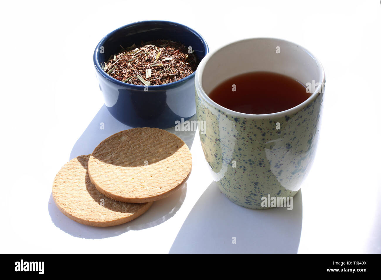 Tasse Tee mit Tee Blätter in eine Schüssel und Kekse an der Seite. Moderne minimalistische Bild Stockfoto