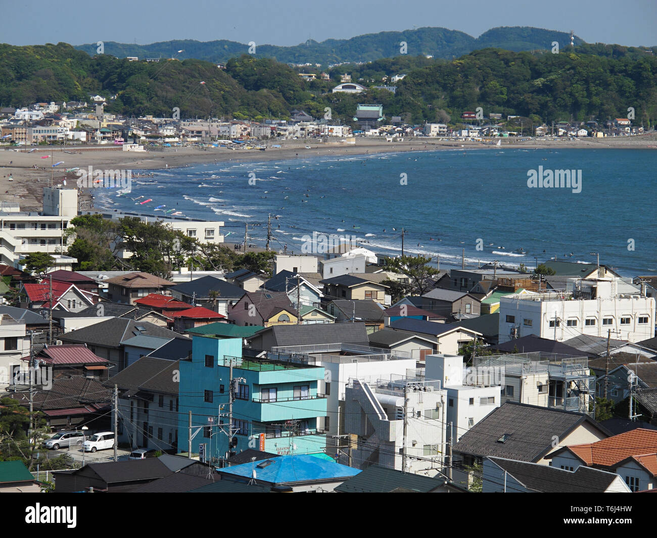 Luftaufnahme der Kamakura Sagami Bay, Pazifischer Ozean. Blick von der zweiten Ebene im Tempel Hase-dera (Hasendera), Kamakura, Präfektur Kanagawa Stockfoto