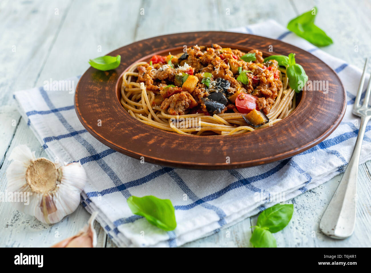 Spaghetti mit Sauce Bolognese mit Zucchini und Auberginen. Stockfoto