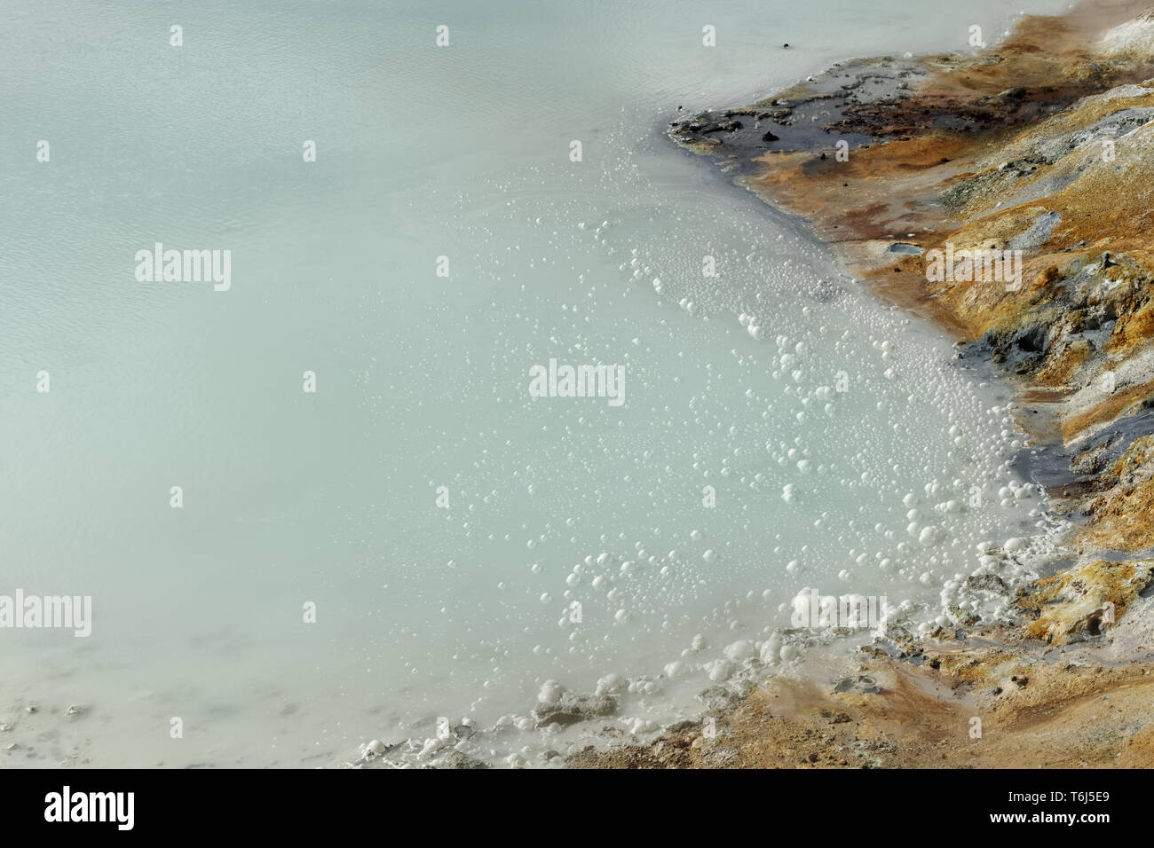Wasser Oberfläche in einem geothermischen Gebiet, auf der Wasseroberfläche Blasen zu sehen sind, aufsteigend nach dem Gas gebildet, mineralische Ablagerungen am Ufer - Ort: Island Stockfoto