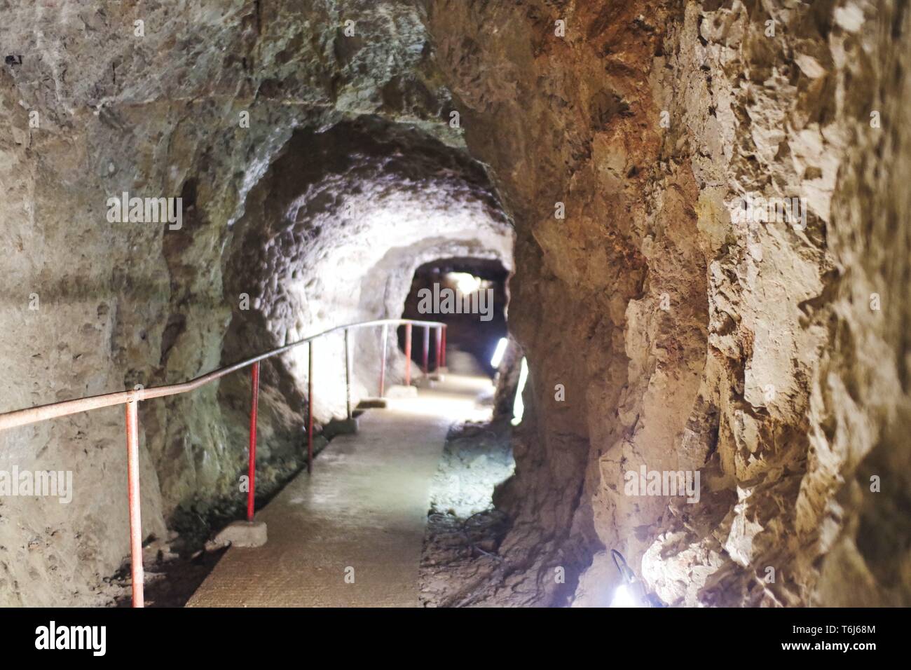 Ein sicherer Weg in eine Tropfsteinhöhle Stockfoto