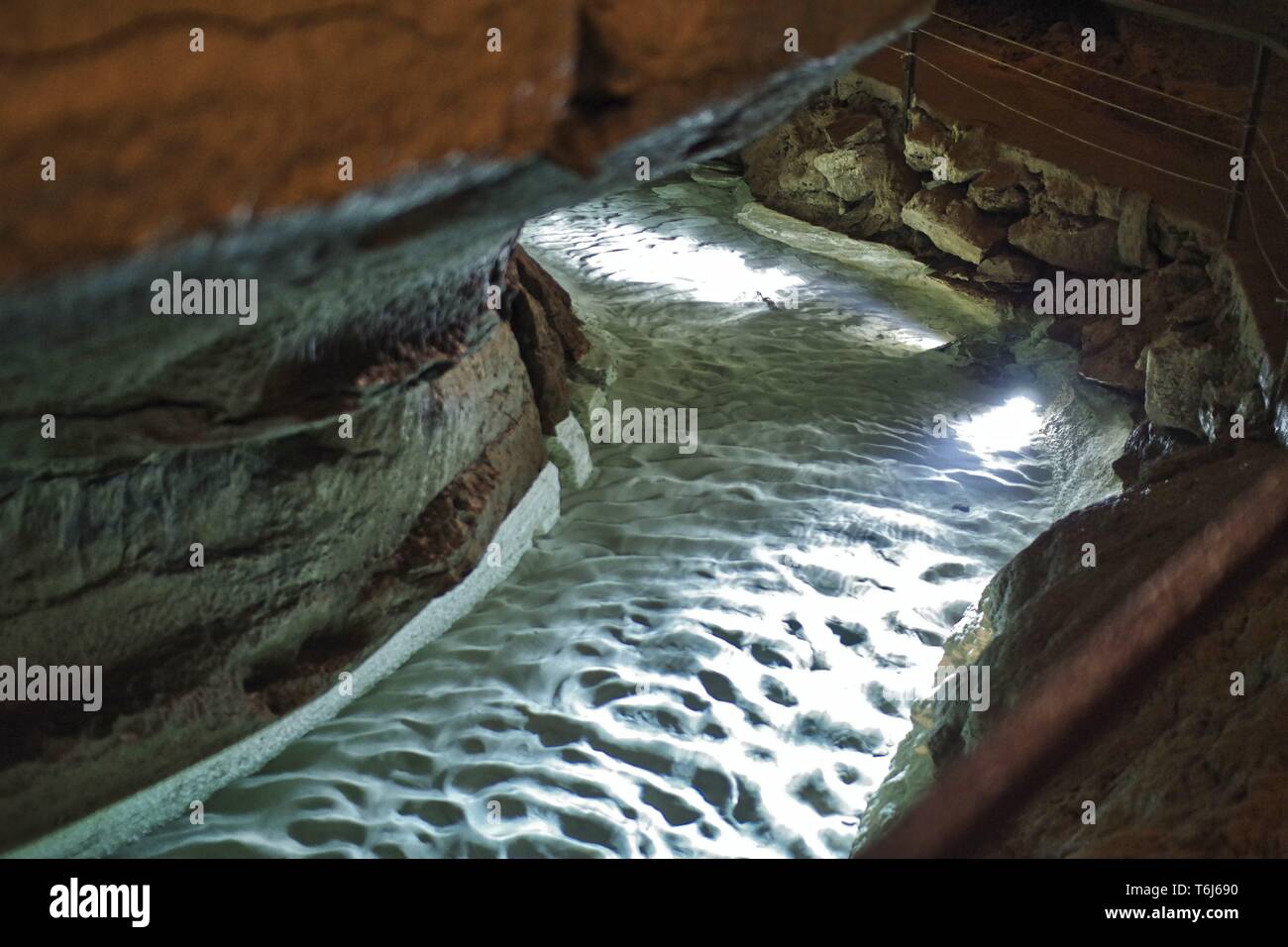 Ein Fluss in eine Tropfsteinhöhle ist durch Stockfoto