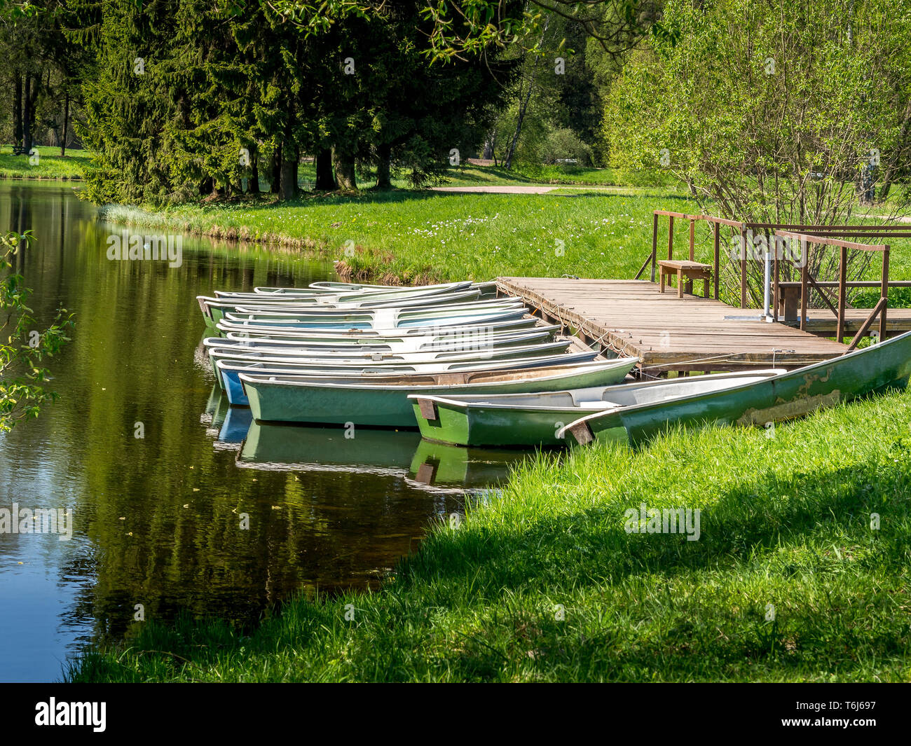 Boote auf einem Pier durch den See. Stockfoto