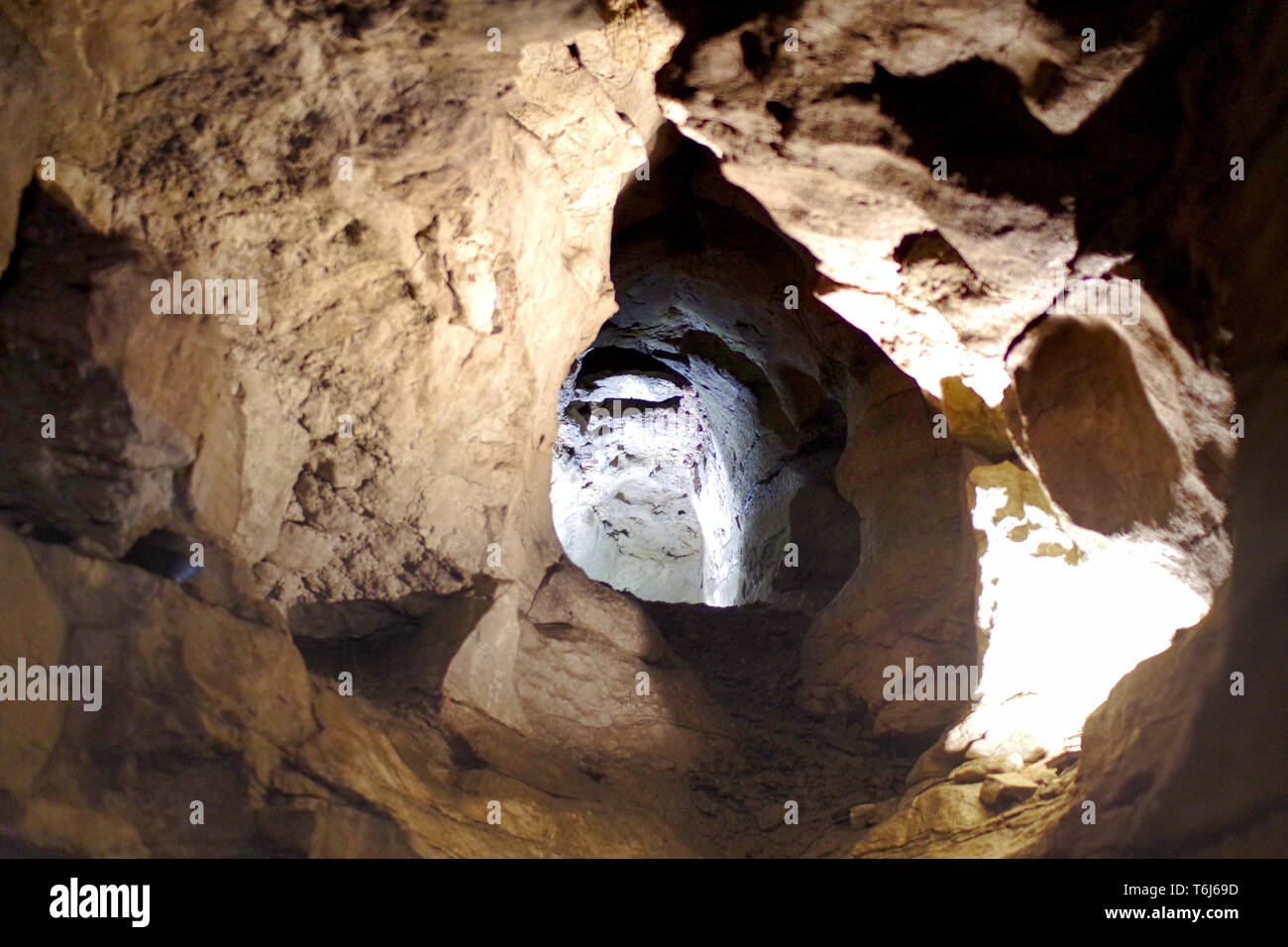 Eine Tropfsteinhöhle mit einem Loch in der Mitte Stockfoto