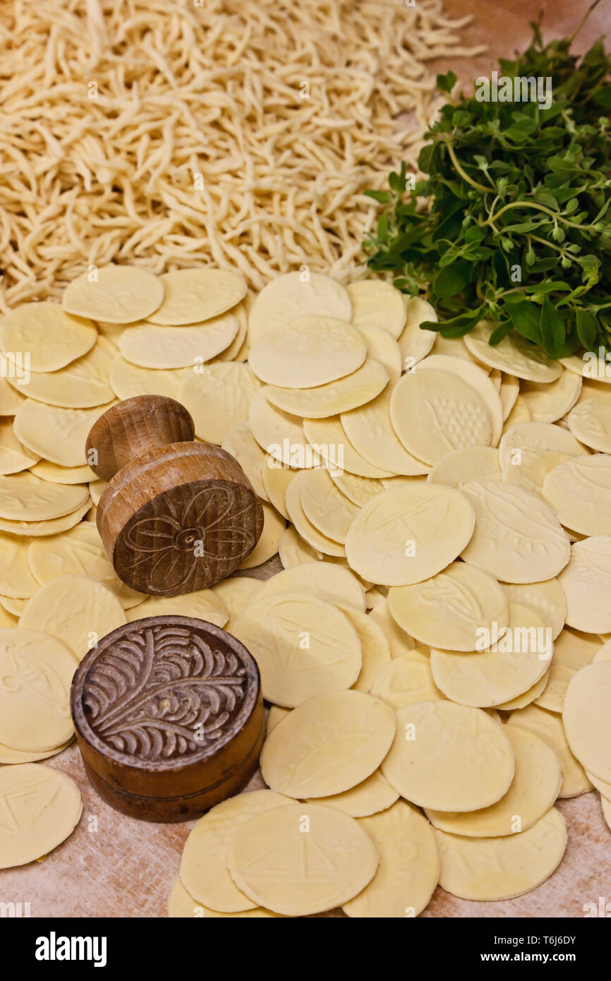 Specialità gastronomiche Liguri, Pasta fatta a mano: trofie e corzetti. [ENG] ligurischen Gastronomie Produkte: handgemachte Pasta (trofie und corzetti. Stockfoto