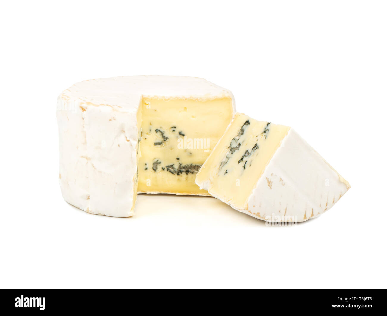 Brie Käse mit Schimmel und Scheibe auf weißem Hintergrund Stockfoto