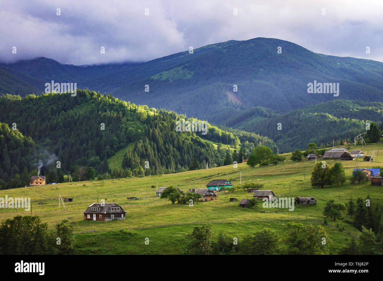 Schönen Sommer oder Frühling Bergblick mit bewölktem Himmel. Ukraine, Karpaten, Dzembronia hohe Berge in leuchtenden Farben. Niemand. Wunderschöne Landschaft oder das Tal. Stockfoto