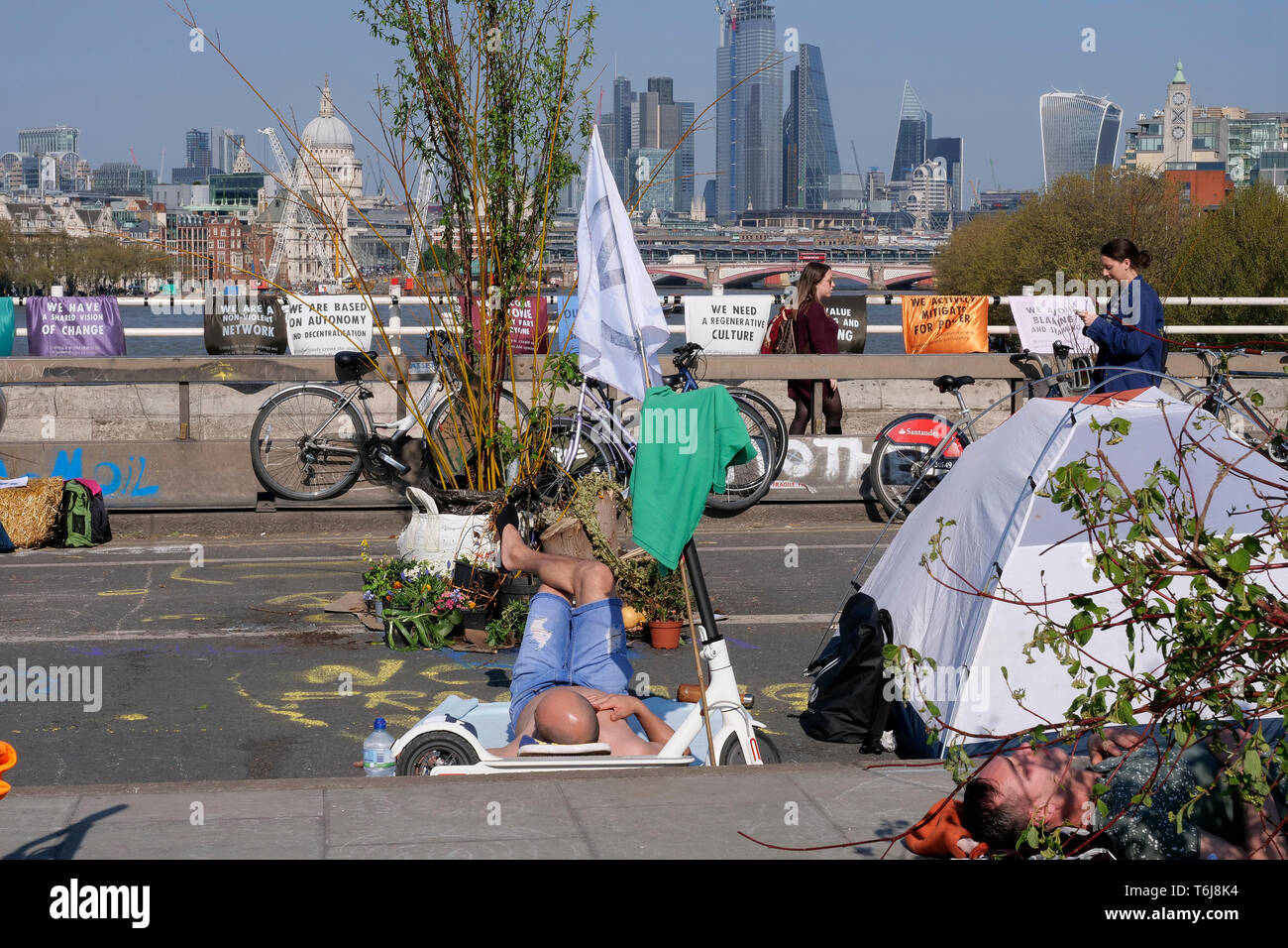 Unterstützer des Aussterbens Rebellion, eine sozio-politische Protestbewegung, halten Sie Tage lang Proteste mit Schwerpunkt auf Klimawandel, im April 2019, an der Lage Stockfoto