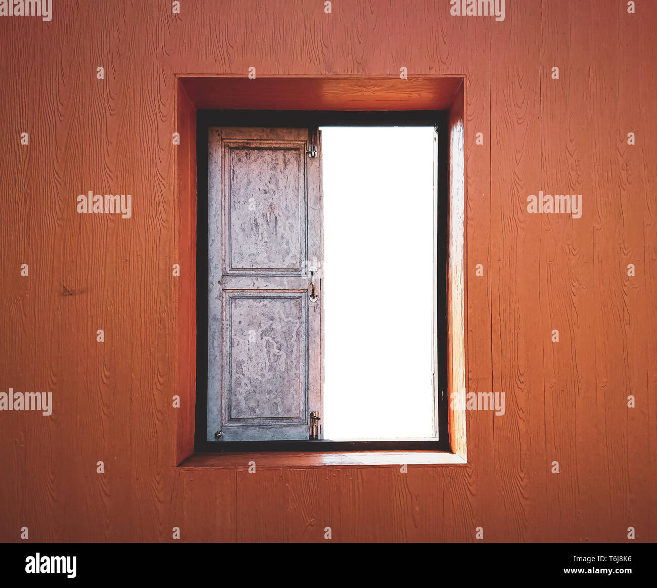 Alte Holz- Fenster. Das Fenster an der Wand mit isoliert weißer Hintergrund Stockfoto