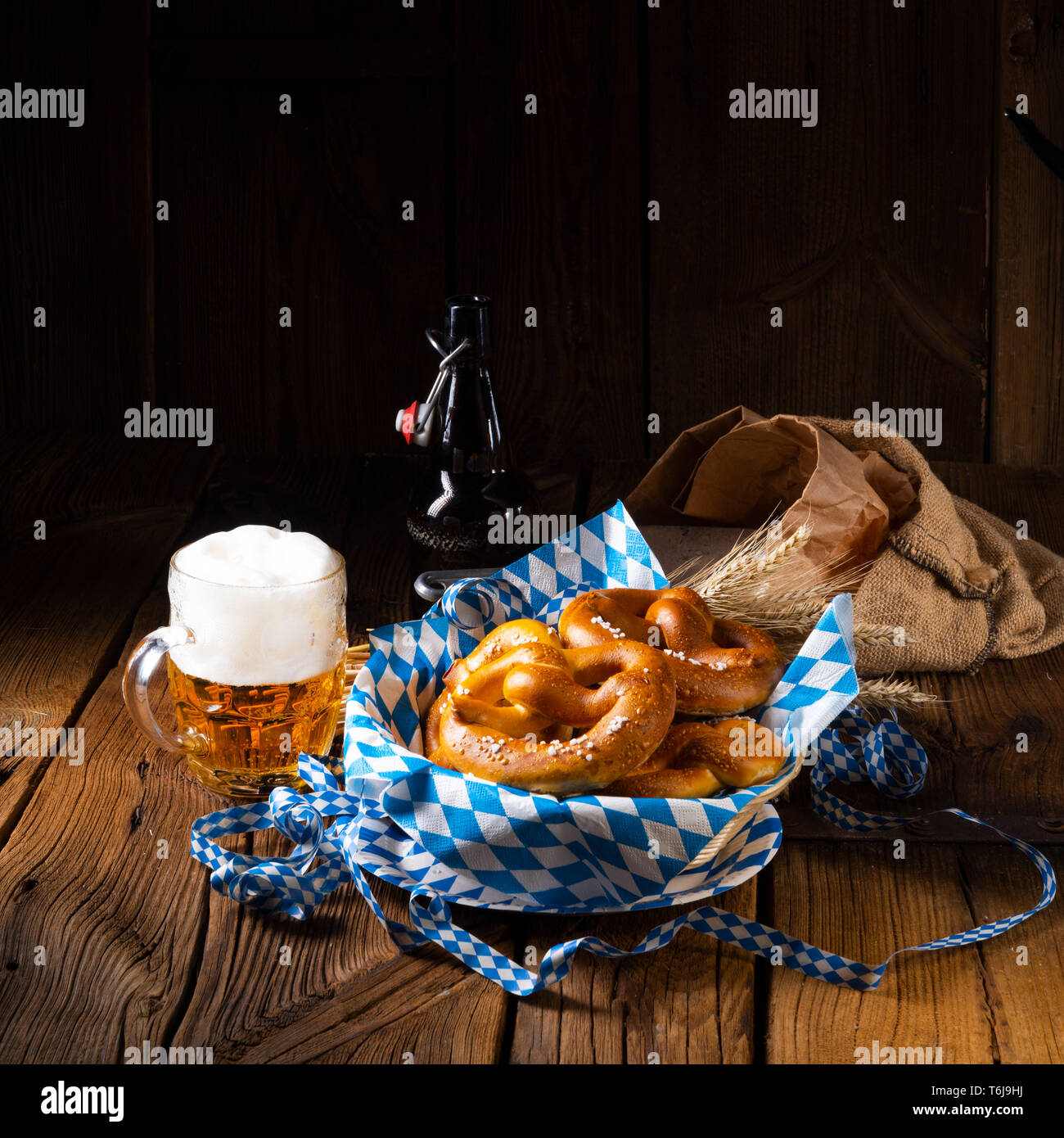 Echte hausgemachte Bayerische salzigen Brezel mit Bier Stockfoto