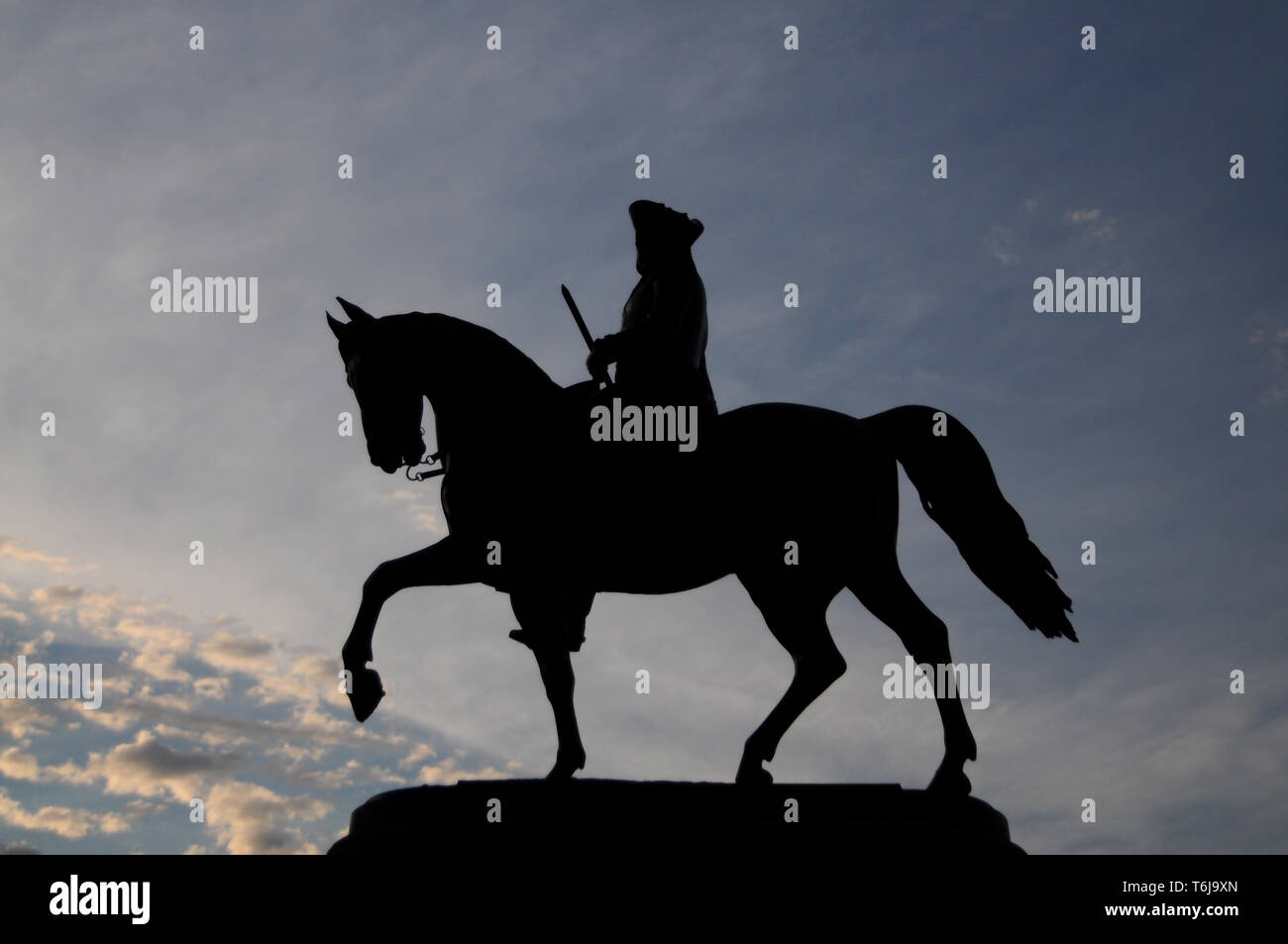 Silhouette Bild bei der blauen Stunde der Reiterstatue von George Washington von Thomas Ball konzipiert, die in den Gemeinsamen Park in Boston, Massa entfernt Stockfoto