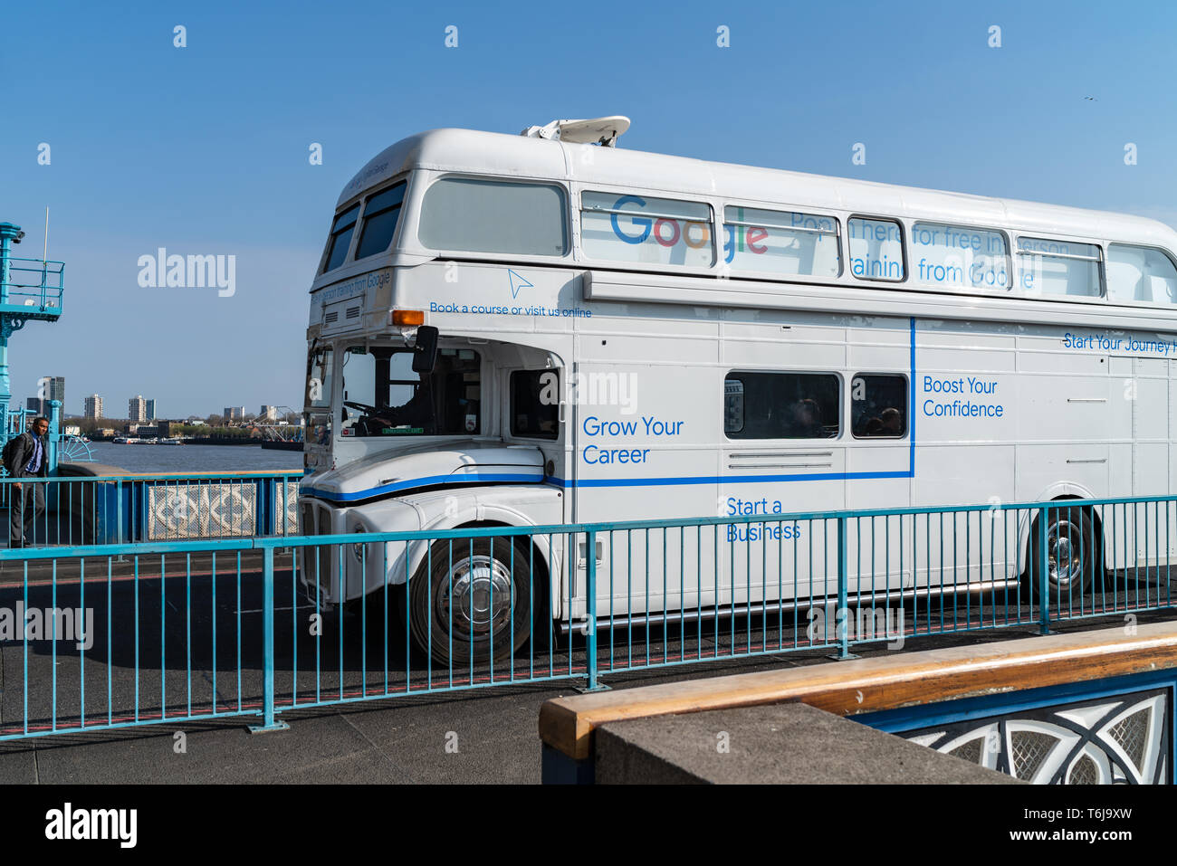 LONDON, Großbritannien - 1 April, 2019: Seltene weiße Google Bus fahren über die Tower Bridge Stockfoto