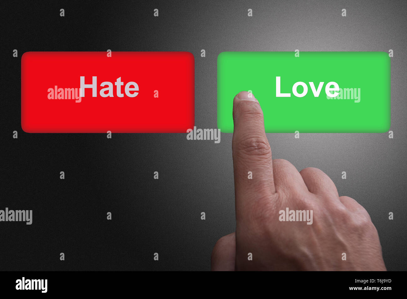 Tasten mit geschrieben Liebe und Hass und Zeigefinger, auf einem grauen Hintergrund Farbverlauf Stockfoto