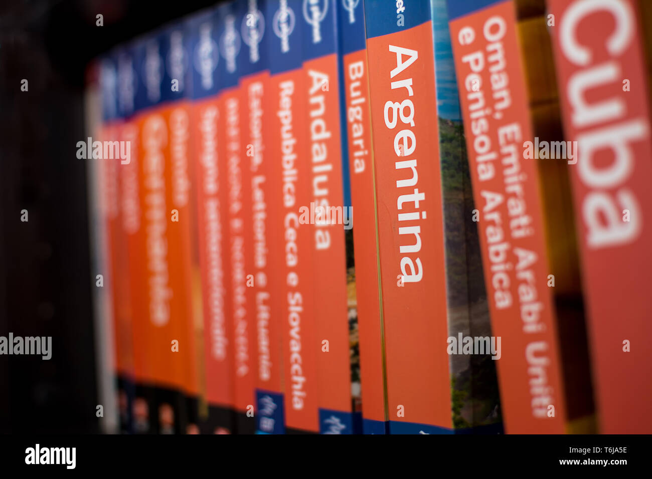 Chieti, Italien - 4 April 2019: Bücher der Lonely Planet Reihe auf dem Bücherregal mit nur das Buch von Argentinien im Fokus, mit niemand Stockfoto