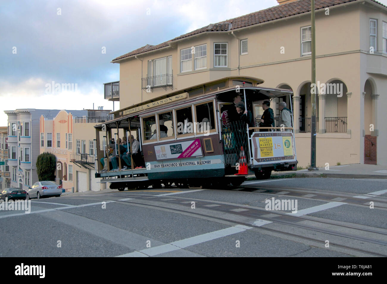 San Francisco, Kalifornien, USA - 20. Mai 2015: Blick auf einen typischen Cable Car von der Powell und Mason line in San Francisco, USA Stockfoto