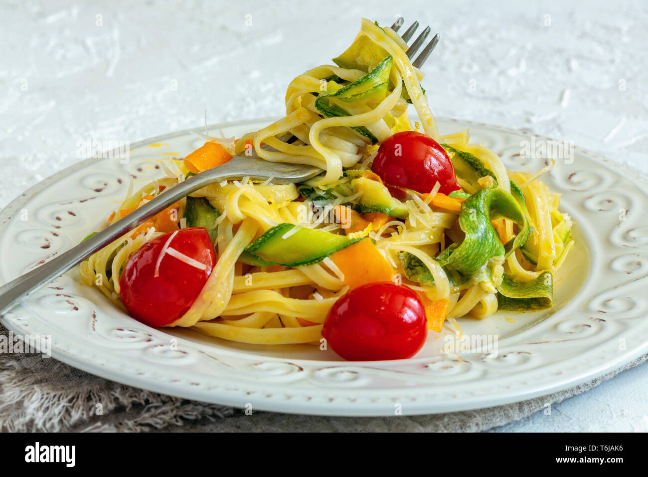 Italienische Pasta mit Gemüse, Parmesan und Zitronenschale. Stockfoto