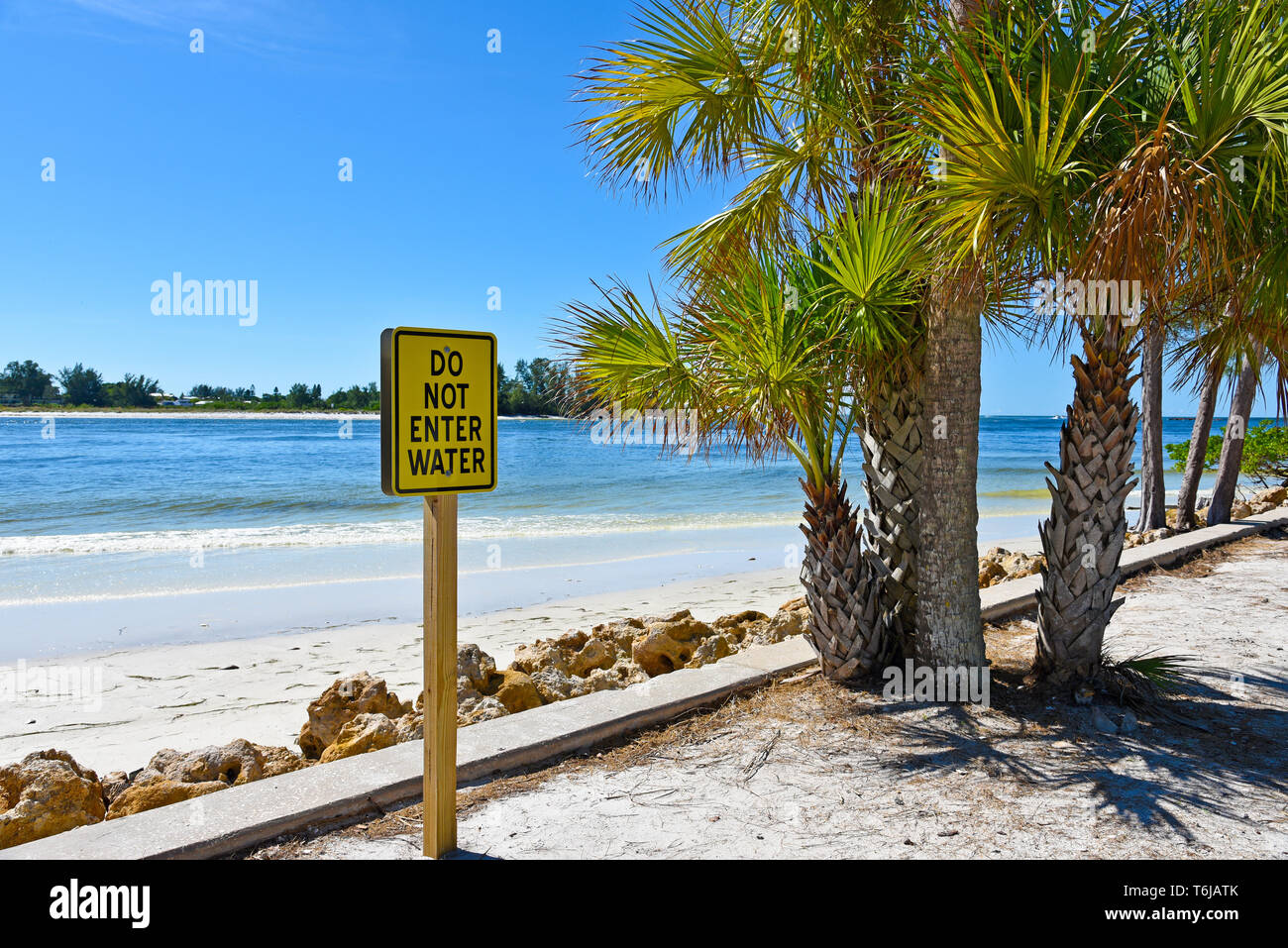 Eine gelbe Geben Sie nicht Wasser Anmelden einen Parkplatz am Strand gebucht Stockfoto