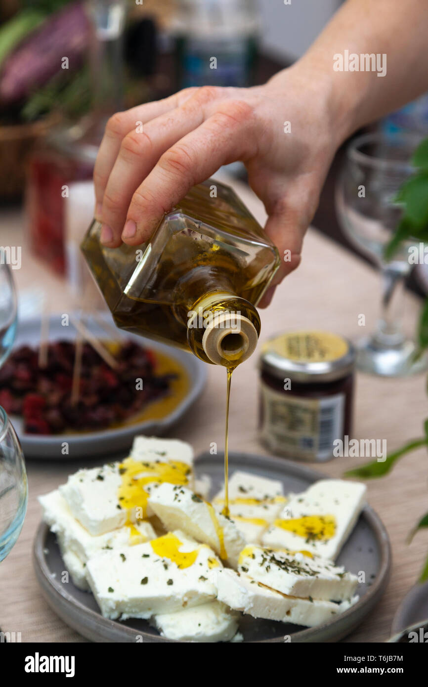 Olivenöl und Käse Feta, zwei der besten traditionellen Erzeugnisse der Peloponnes, Griechenland. Stockfoto