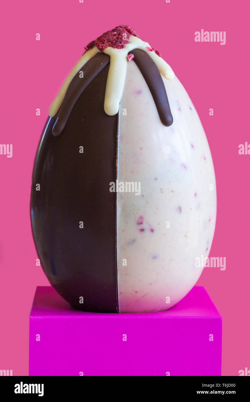 Waitrose Hand dekoriert Schottische raspberry Easter Egg - eine nachsichtige weißer und dunkler Schokolade Ei mit Gefriergetrockneten Himbeeren Stücke Stockfoto
