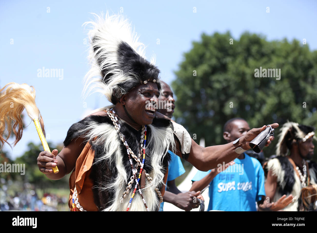 Kikuyu tribe traditionelle Tänzer gesehen während der Feierlichkeiten. Kenianer feierte Tag der Arbeit im Uhuru Park in Nairobi, wo einige Jugendliche gegen die grassierende Korruption und schlechte Führung in Kenia protestiert. Arbeitslosigkeit und Unterbeschäftigung ist weit verbreitet im Land. Stockfoto