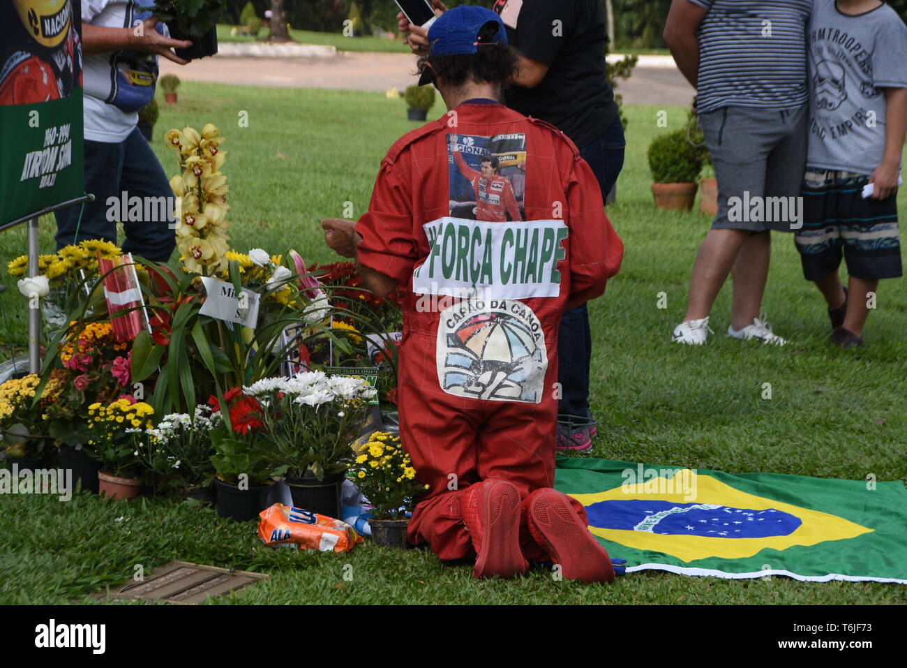 Fans besuchen Sie das Grab von Formel-1-Pilot Ayrton Senna in Morumbi