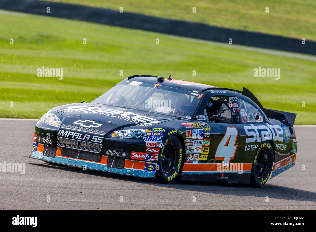 2007 Chevrolet Impala SS NASCAR mit Fahrer Paul Yorkshire während einer Demonstration am 77. Goodwood GRRC Mitgliederversammlung, Sussex, UK Stockfoto