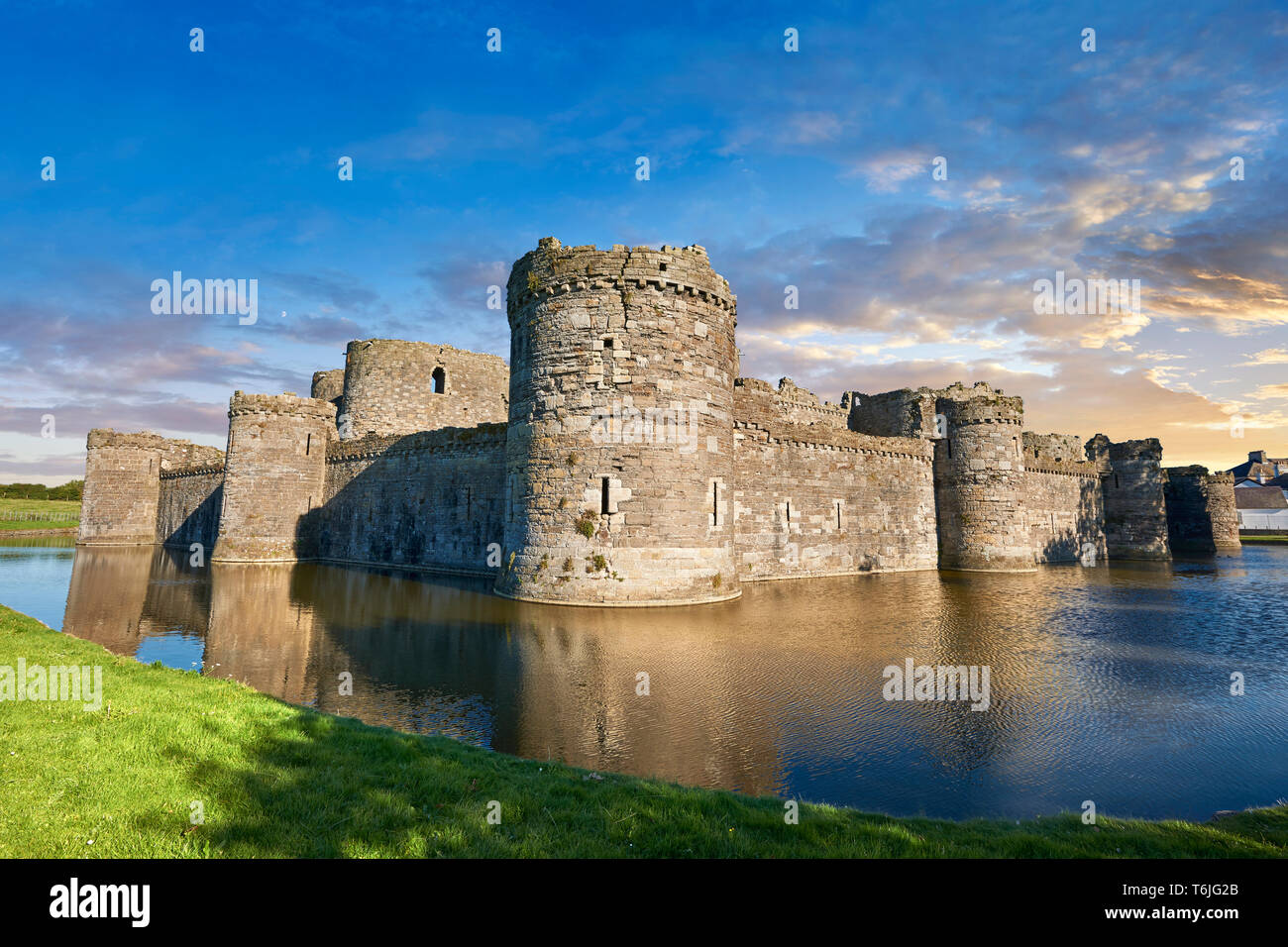 Beaumaris Castle, auf der Suche nach Snowdonia, im Jahre 1284 von Edward 1 st gebaut, als eines der schönsten Beispiel militärischer Architektur des 13. Jahrhunderts werden. Stockfoto