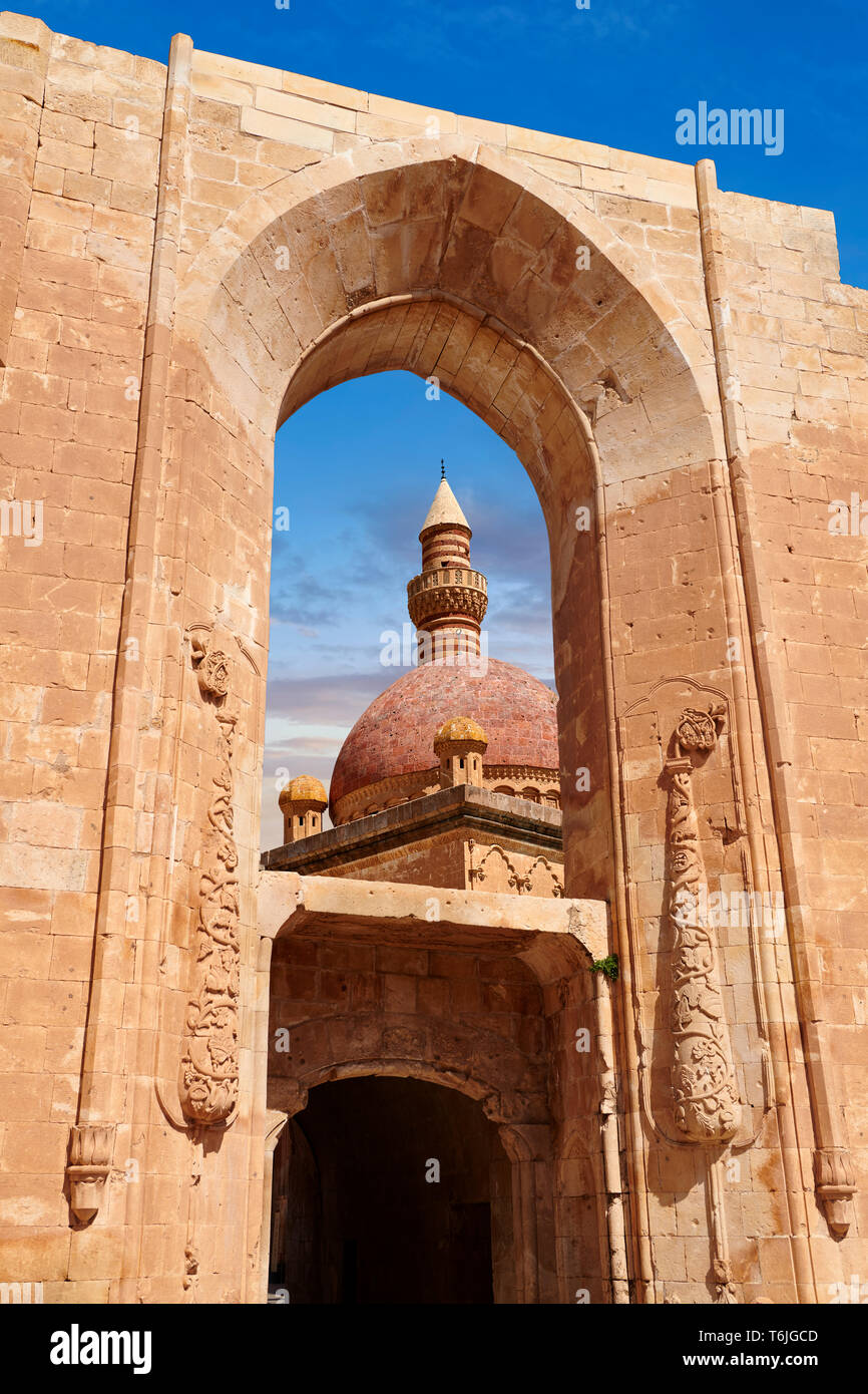 Minarete der Moschee aus dem 18. Jahrhundert osmanischen Architektur des Ishak Pasha Palace (Türkisch: İshak Pasa Sarayı), Agrı Provinz Eastern Tur Stockfoto Minarete der Moschee aus dem 18. Jahrhundert osmanischen Architektur des Ishak Pasha Palace (Türkisch: İshak Pasa Sarayı), Agrı Provinz Eastern Tur Stockfoto