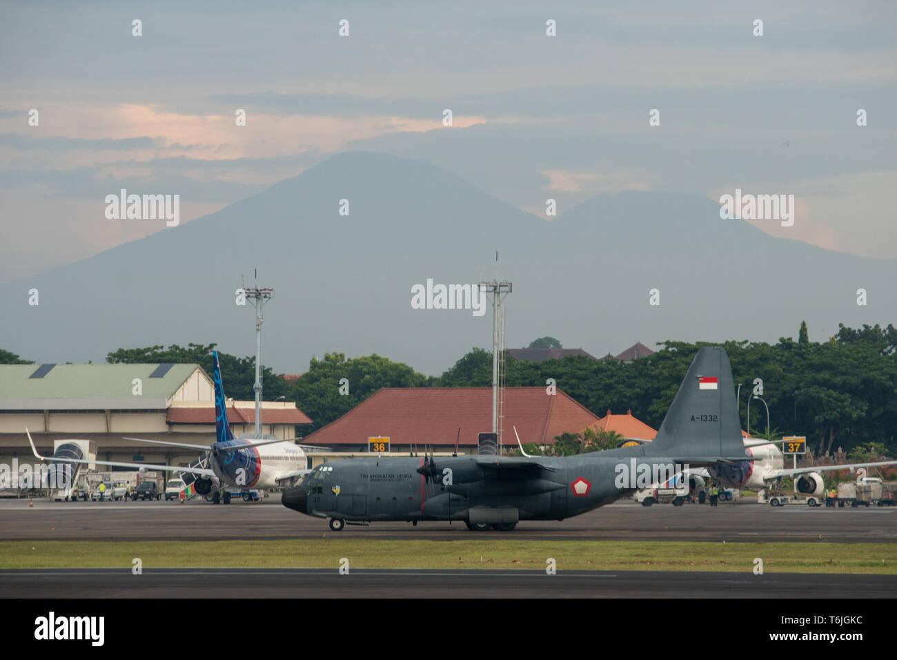 Indonesische Luftwaffe Militärflugzeuge bereiten Sie am internationalen Flughafen Ngurah Rai Bali mit einem Hintergrund in Form einer zu nehmen montieren Stockfoto