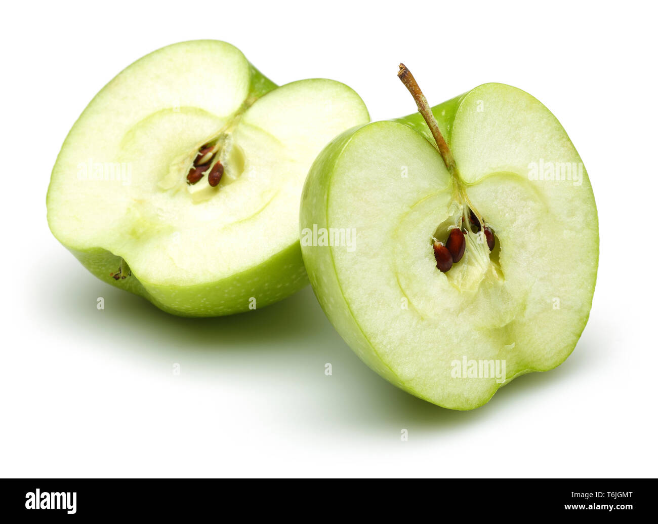 Zwei halbe grüne Äpfel auf weißem Hintergrund Stockfoto