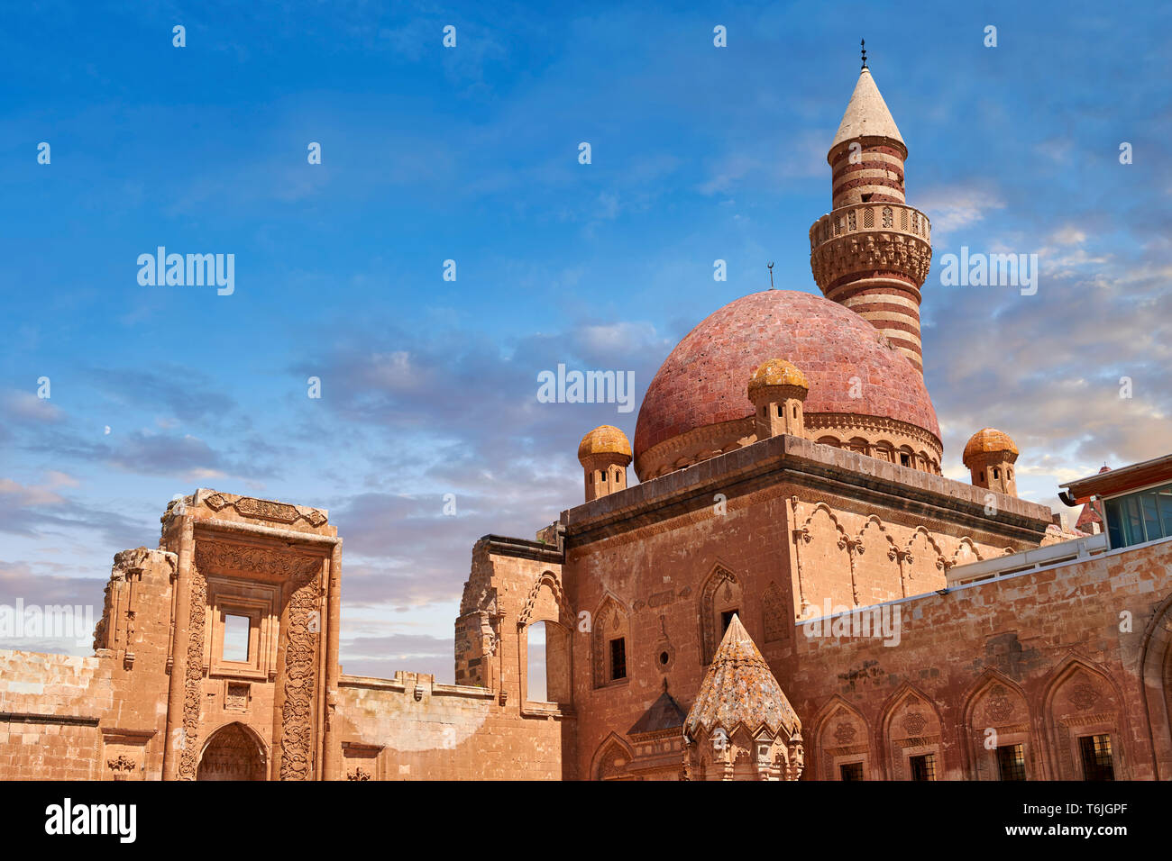 Minarete der Moschee aus dem 18. Jahrhundert osmanischen Architektur des Ishak Pasha Palace (Türkisch: İshak Pasa Sarayı), Agrı Provinz Eastern Tur Stockfoto Minarete der Moschee aus dem 18. Jahrhundert osmanischen Architektur des Ishak Pasha Palace (Türkisch: İshak Pasa Sarayı), Agrı Provinz Eastern Tur Stockfoto