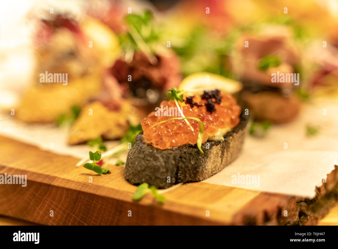 Caviar antipasti Wein Snacks mit geringer Tiefenschärfe über Dark grunge Hintergrund einstellen Stockfoto