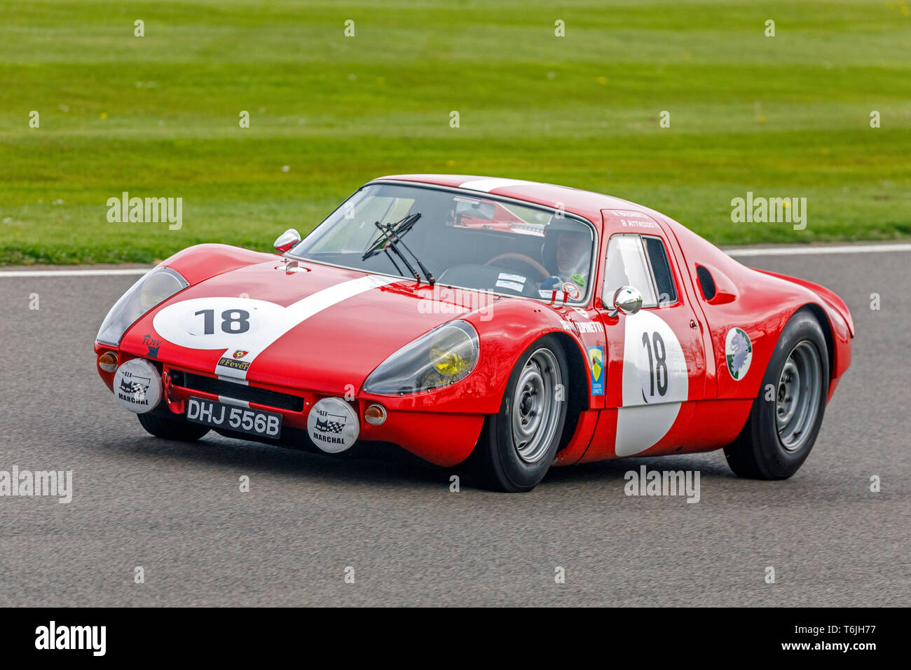 1964 Porsche 904 Carrera GTS mit Fahrer Rainer Becker während der Graham Hill Trophy Rennen in der 77. Goodwood GRRC Mitgliederversammlung, Sussex, UK Stockfoto