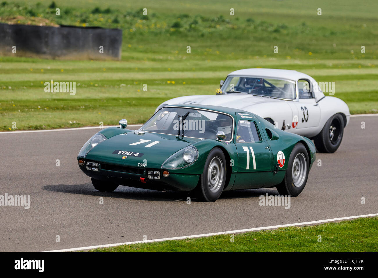Grahan Hill Trophy Rennen mit 1964 Porsche 904 Carrera GTS und 1963 Jaguar E-Type von emi-leicht. 77 Goodwood GRRC Mitgliederversammlung, Sussex, UK. Stockfoto