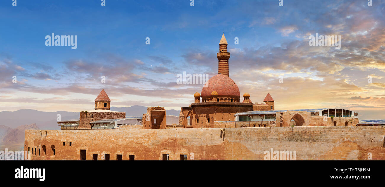 Minarete der Moschee aus dem 18. Jahrhundert osmanischen Architektur des Ishak Pasha Palace (Türkisch: İshak Pasa Sarayı), Agrı Provinz Eastern Tur Stockfoto Minarete der Moschee aus dem 18. Jahrhundert osmanischen Architektur des Ishak Pasha Palace (Türkisch: İshak Pasa Sarayı), Agrı Provinz Eastern Tur Stockfoto